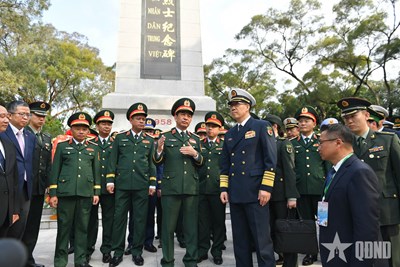 View - 	Dâng hoa trước Đài tưởng niệm liệt sĩ cách mạng nhân dân Việt - Trung